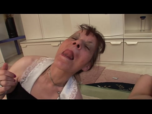 ❤️ İki nənənin və bir babanın üçlü var ️ Gözəl porno bizdə