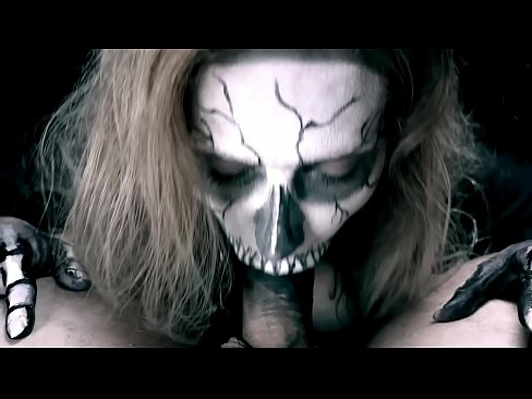 ❤️ Demon qız qara ağzı ilə xoruz əmmək və cum udmaq. ️ Gözəl porno bizdə