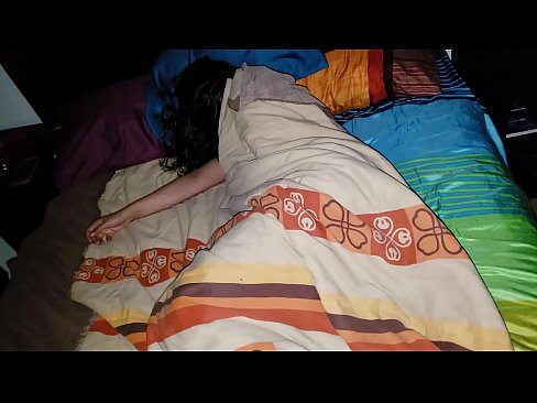 ❤️ Ögey oğul gənc ögey anası yatarkən onu təhqir edir. ️ Gözəl porno bizdə
