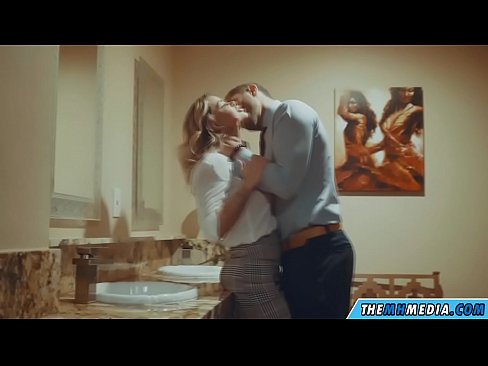 ❤️ Döşlü sarışın sizi ictimai tualetdə aldatdıqda ️ Gözəl porno bizdə